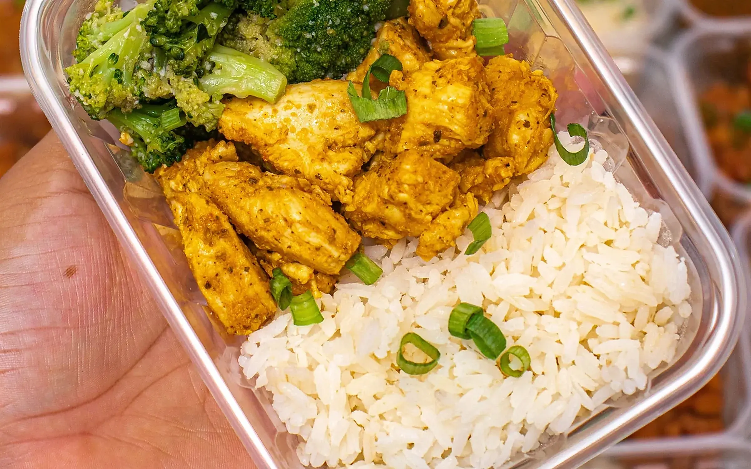 High-protein meal with chicken, rice and broccoli, representing nutrition and muscle support.