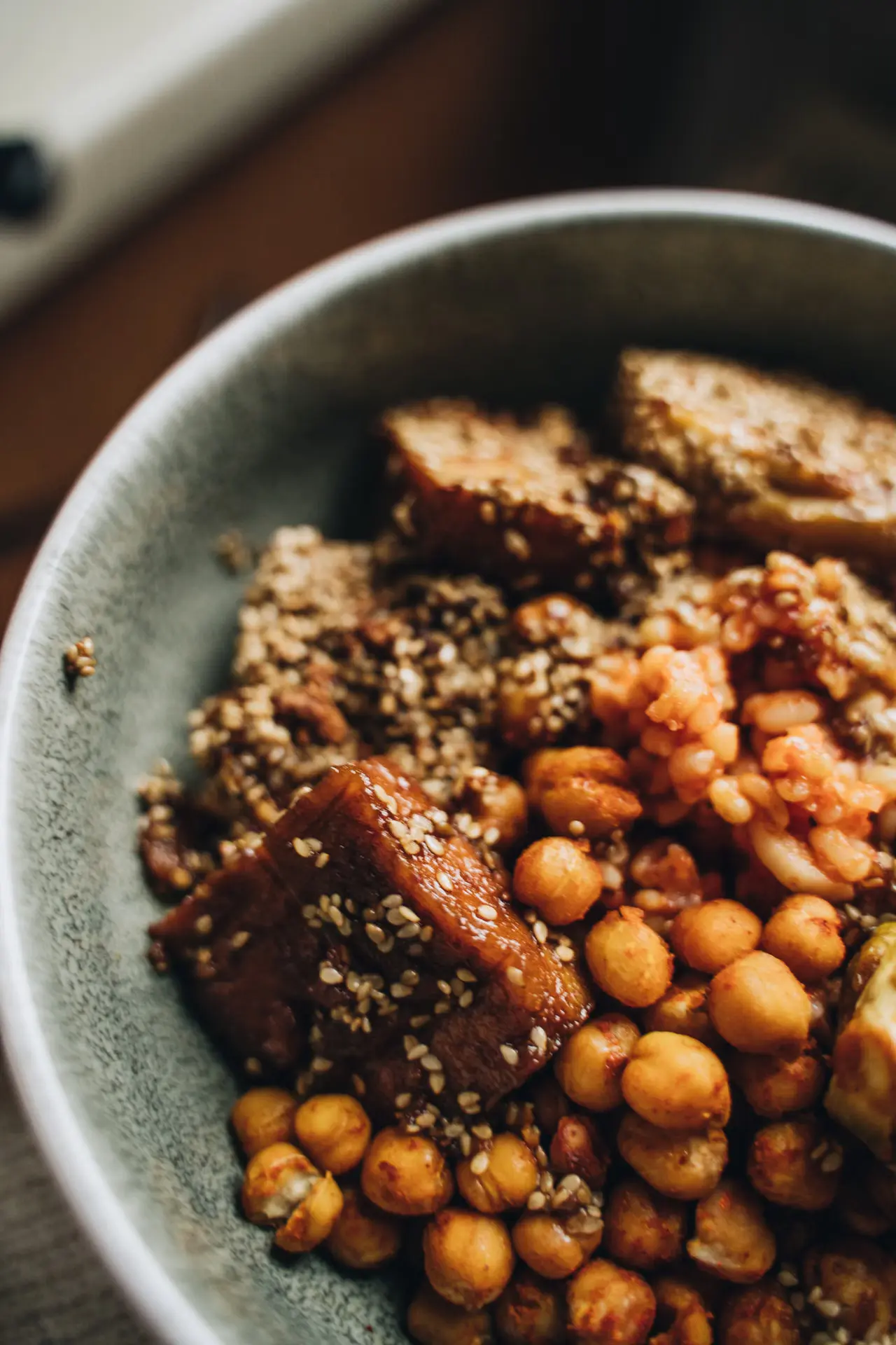 Balanced plant-protein bowl with chickpeas and vegetables.